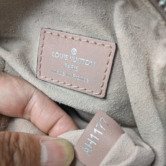 Auth Louis Vuitton Asteria Handbag Mahina Leather - Picture 9 of 12